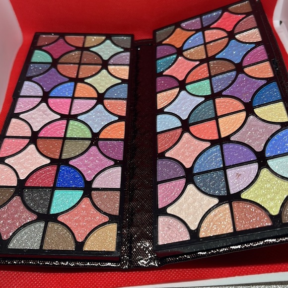 New Rôle Rôse eye shadow kit - Picture 2 of 5